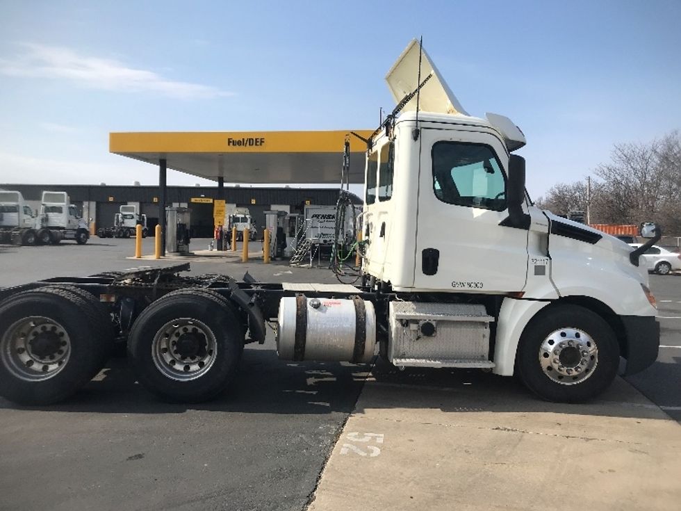 Day Cab Tractor-Heavy Duty Tractors-Freightliner-2019-T12664ST-York-PA-433,570\n\t\tmiles-$ 45,750 - Image 8