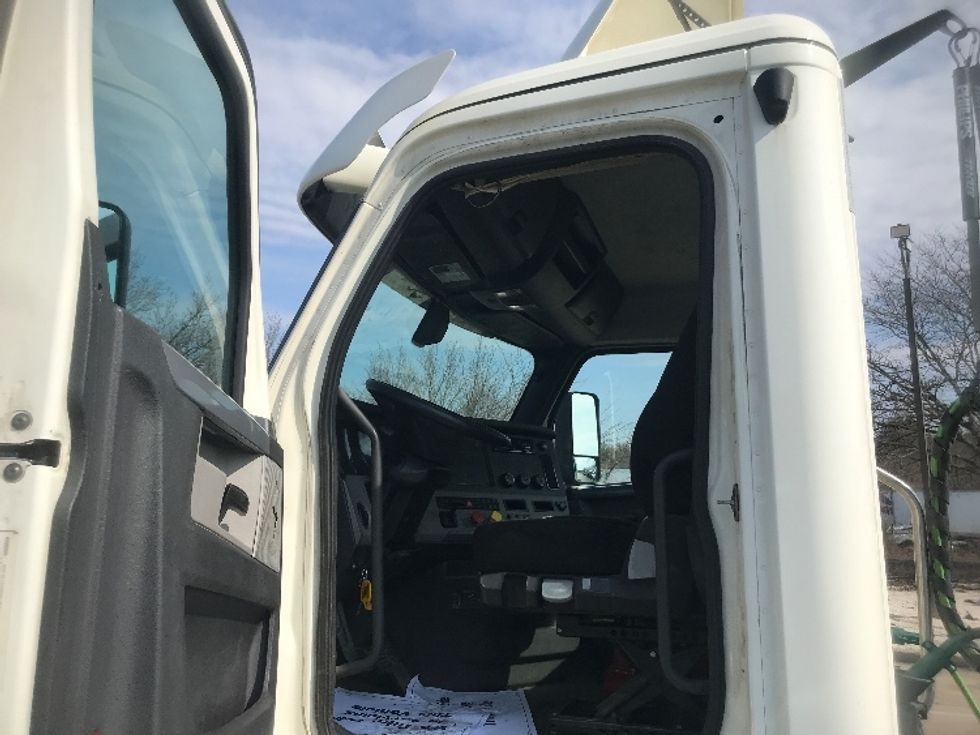 Day Cab Tractor-Heavy Duty Tractors-Freightliner-2019-T12664ST-York-PA-433,570\n\t\tmiles-$ 45,750 - Image 9