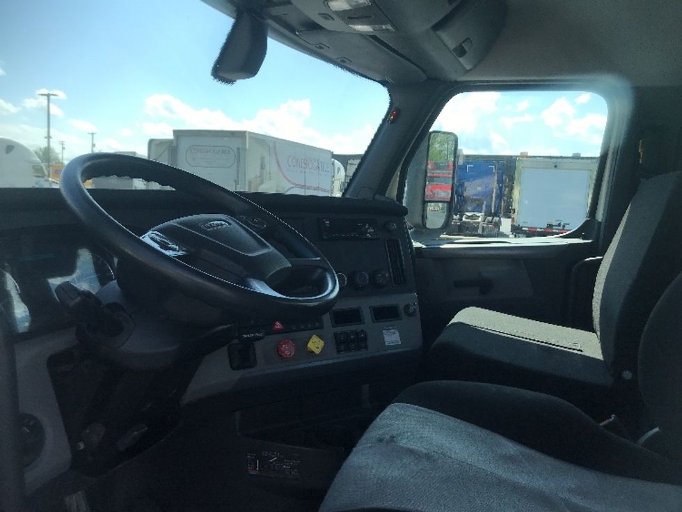 Day Cab Tractor-Heavy Duty Tractors-Freightliner-2019-T12664ST-York-PA-488,815\n\t\tmiles-$ 40,750 - Image 10