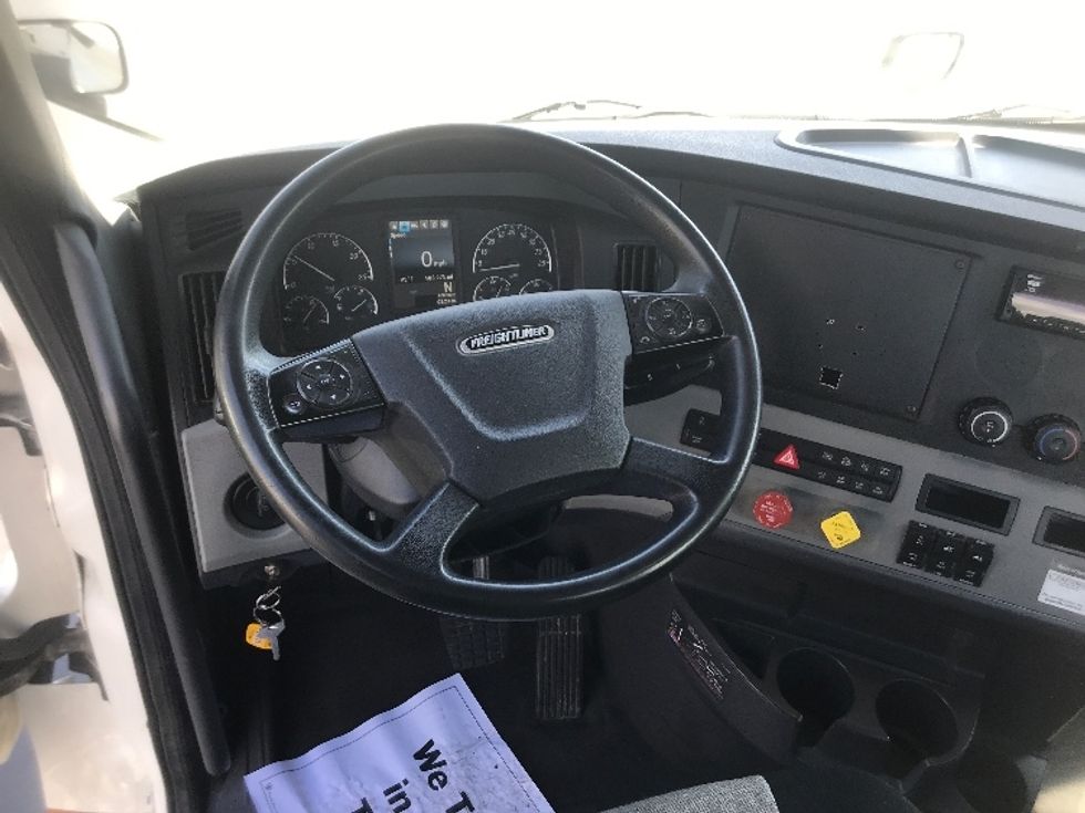 Day Cab Tractor-Heavy Duty Tractors-Freightliner-2019-T12664ST-York-PA-488,815\n\t\tmiles-$ 40,750 - Image 11