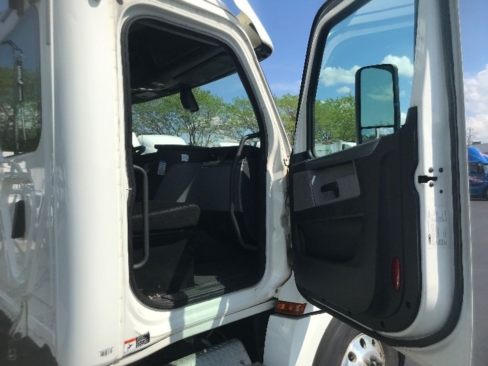 Day Cab Tractor-Heavy Duty Tractors-Freightliner-2019-T12664ST-York-PA-488,815\n\t\tmiles-$ 40,750 - Image 12