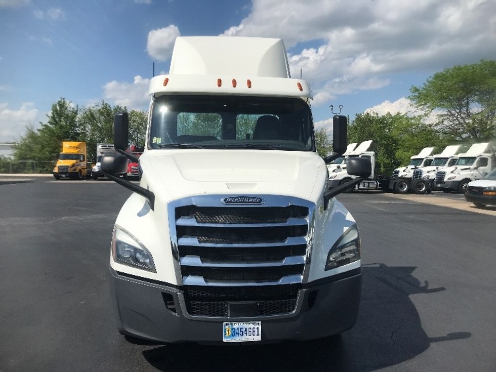 Day Cab Tractor-Heavy Duty Tractors-Freightliner-2019-T12664ST-York-PA-488,815\n\t\tmiles-$ 40,750 - Image 2
