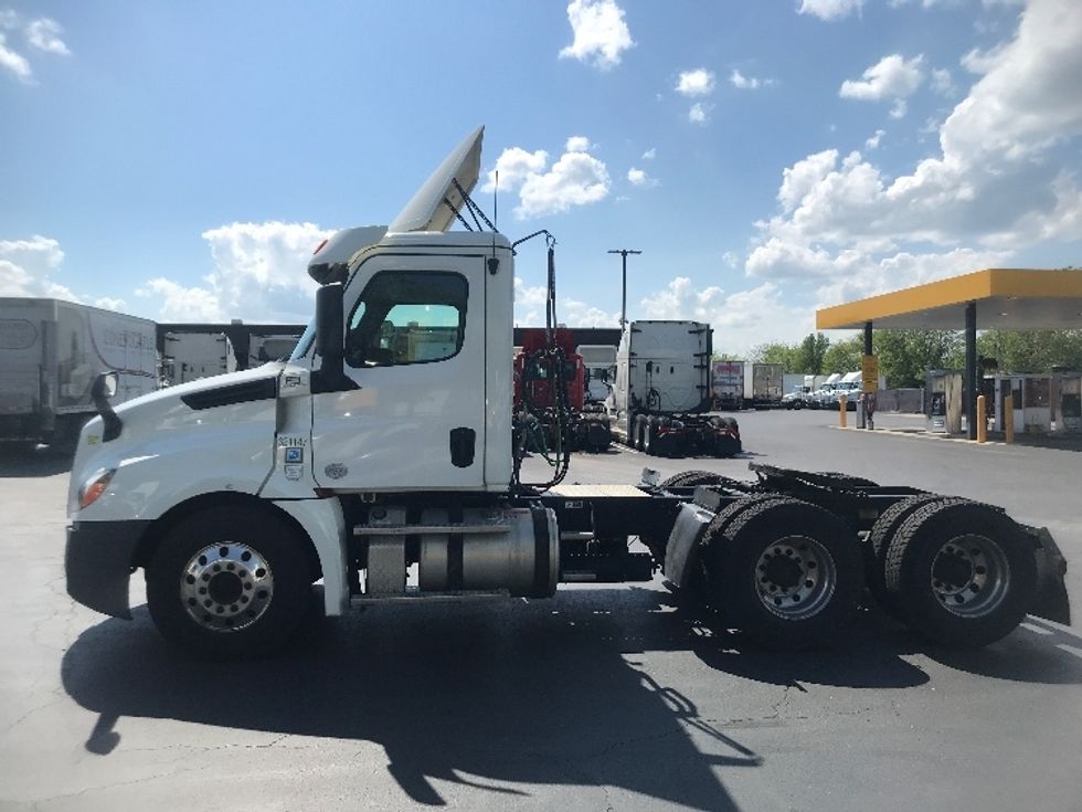 Day Cab Tractor-Heavy Duty Tractors-Freightliner-2019-T12664ST-York-PA-488,815\n\t\tmiles-$ 40,750 - Image 4