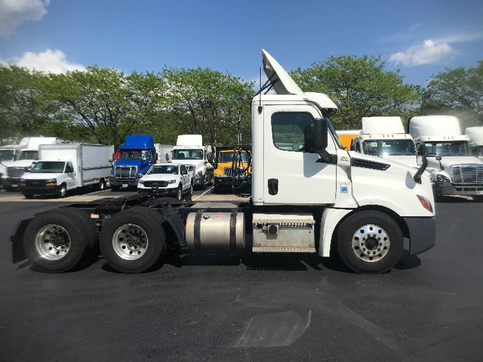 Day Cab Tractor-Heavy Duty Tractors-Freightliner-2019-T12664ST-York-PA-488,815\n\t\tmiles-$ 40,750 - Image 8