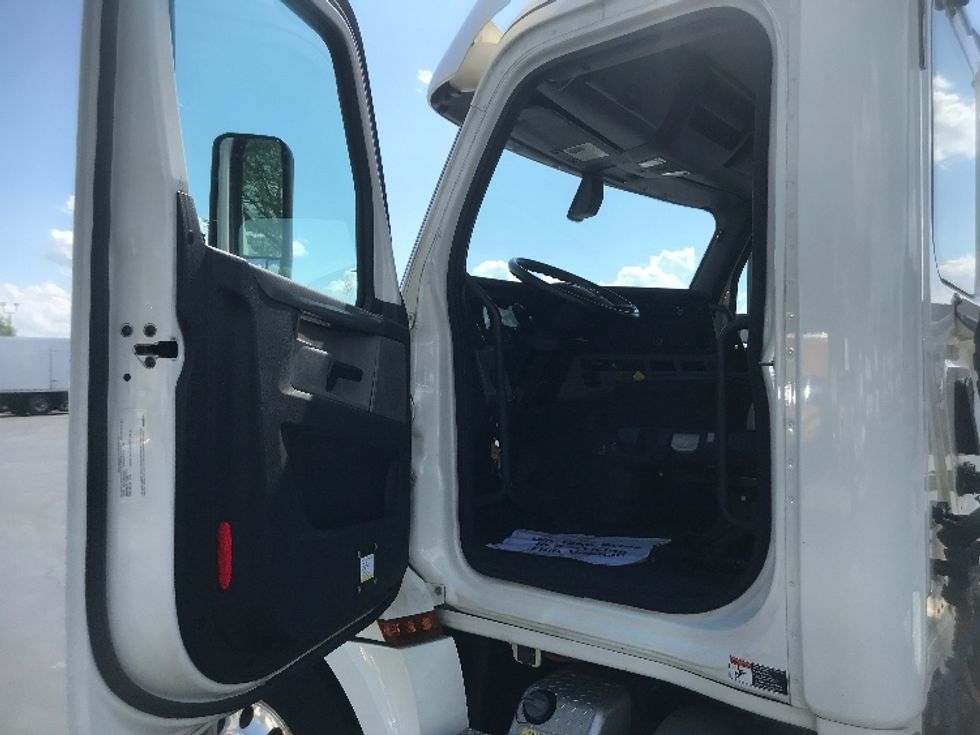 Day Cab Tractor-Heavy Duty Tractors-Freightliner-2019-T12664ST-York-PA-488,815\n\t\tmiles-$ 40,750 - Image 9