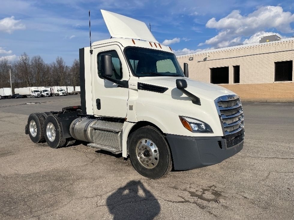 Day Cab Tractor-Heavy Duty Tractors-Freightliner-2019-T12664ST-Youngstown-OH-383,879\n\t\tmiles-$ 51,000 - Image 1