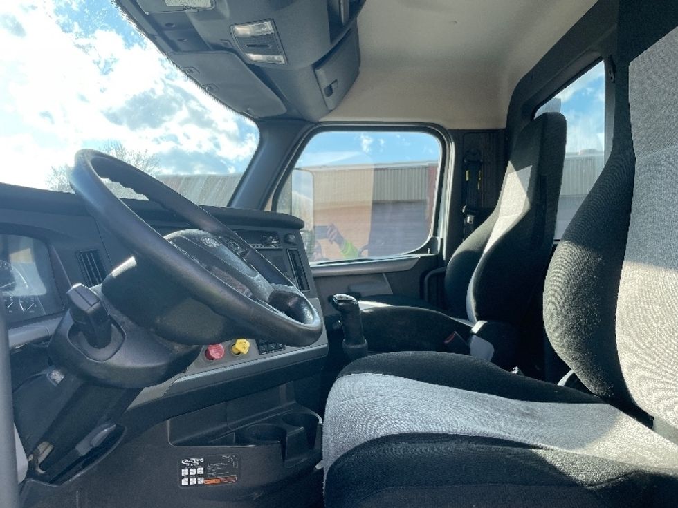 Day Cab Tractor-Heavy Duty Tractors-Freightliner-2019-T12664ST-Youngstown-OH-383,879\n\t\tmiles-$ 51,000 - Image 10