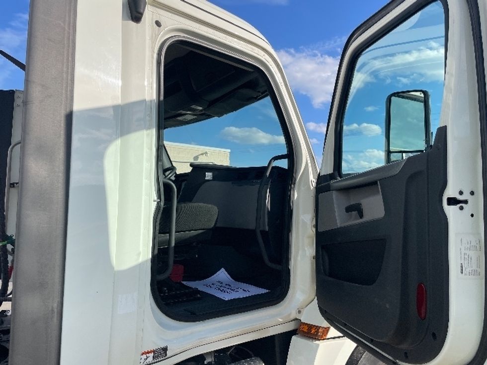Day Cab Tractor-Heavy Duty Tractors-Freightliner-2019-T12664ST-Youngstown-OH-383,879\n\t\tmiles-$ 51,000 - Image 12