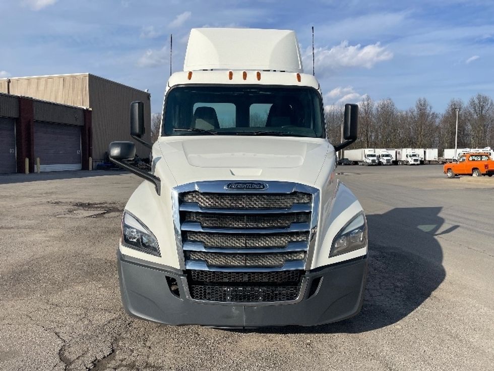 Day Cab Tractor-Heavy Duty Tractors-Freightliner-2019-T12664ST-Youngstown-OH-383,879\n\t\tmiles-$ 51,000 - Image 2