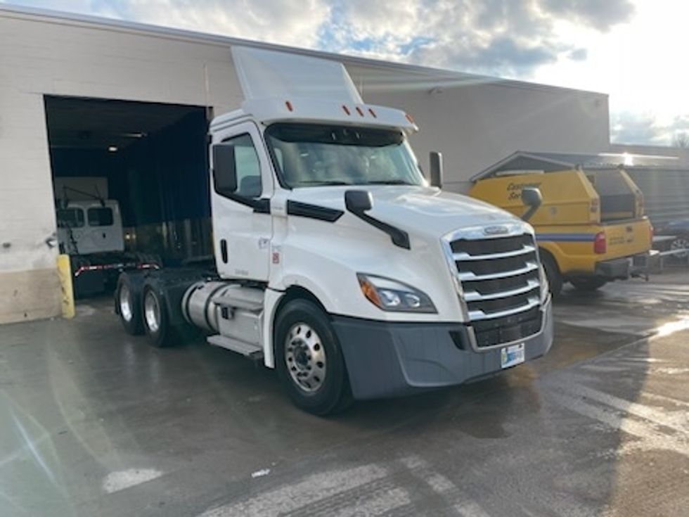 Day Cab Tractor-Heavy Duty Tractors-Freightliner-2019-T12664ST-Youngstown-OH-414,915\n\t\tmiles-$ 39,500 - Image 1