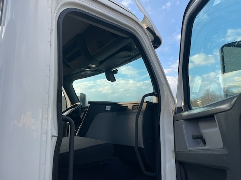 Day Cab Tractor-Heavy Duty Tractors-Freightliner-2019-T12664ST-Youngstown-OH-414,915\n\t\tmiles-$ 39,500 - Image 12