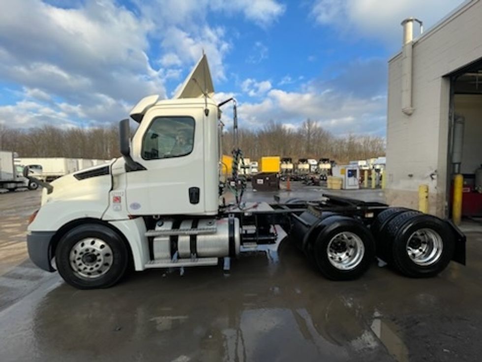 Day Cab Tractor-Heavy Duty Tractors-Freightliner-2019-T12664ST-Youngstown-OH-414,915\n\t\tmiles-$ 39,500 - Image 4