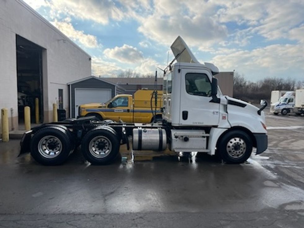 Day Cab Tractor-Heavy Duty Tractors-Freightliner-2019-T12664ST-Youngstown-OH-414,915\n\t\tmiles-$ 39,500 - Image 8
