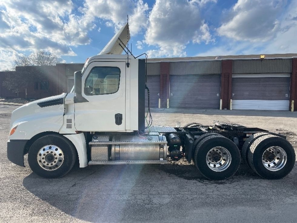Day Cab Tractor-Heavy Duty Tractors-Freightliner-2019-T12664ST-Youngstown-OH-551,108\n\t\tmiles-$ 39,250 - Image 4