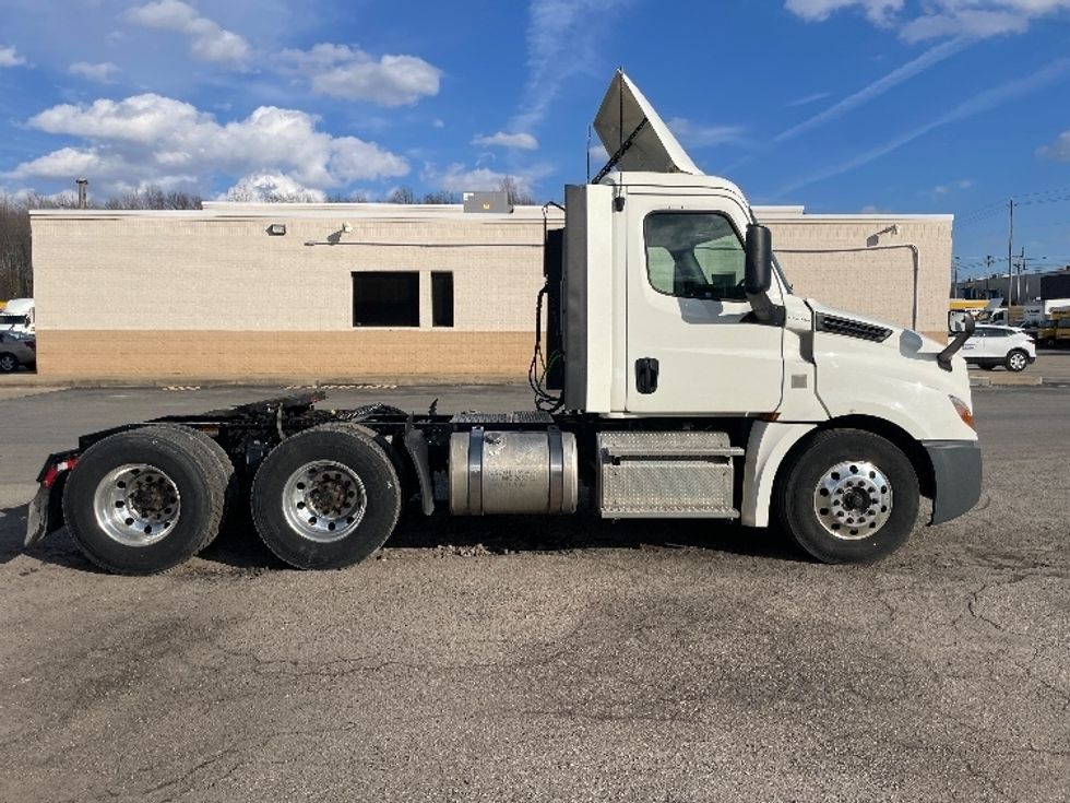 Day Cab Tractor-Heavy Duty Tractors-Freightliner-2019-T12664ST-Youngstown-OH-551,108\n\t\tmiles-$ 39,250 - Image 8