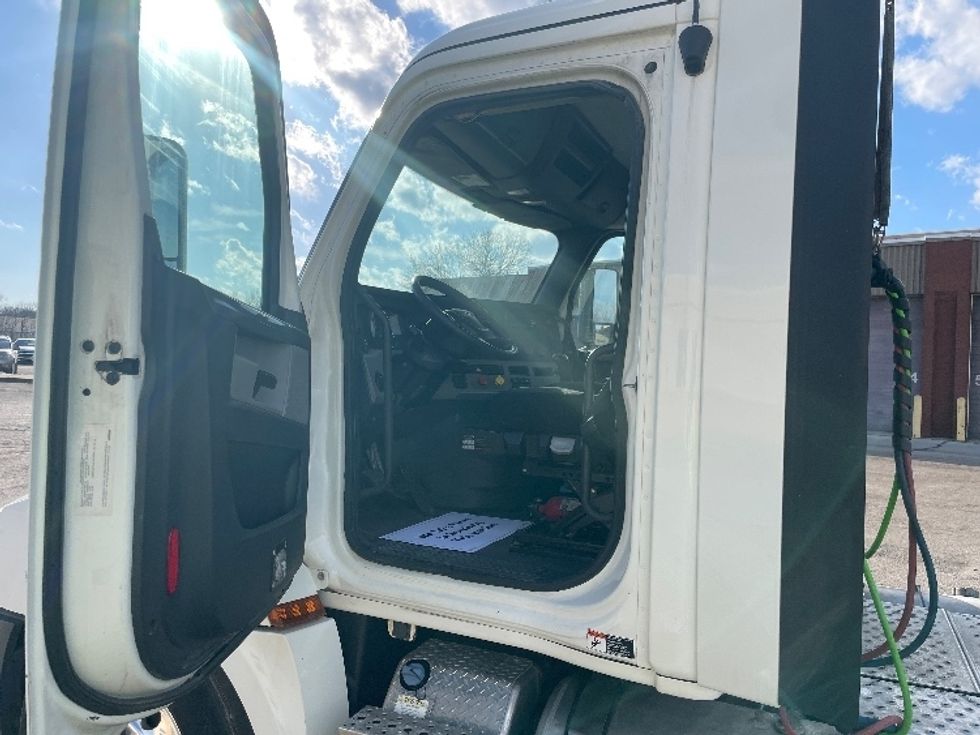 Day Cab Tractor-Heavy Duty Tractors-Freightliner-2019-T12664ST-Youngstown-OH-551,108\n\t\tmiles-$ 39,250 - Image 9
