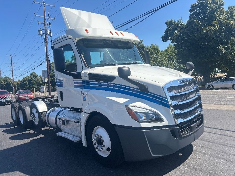 Day Cab Tractor-Heavy Duty Tractors-Freightliner-2019-T12684ST-Portland-OR-129,369\n\t\tmiles-$ 80,000 - Image 1