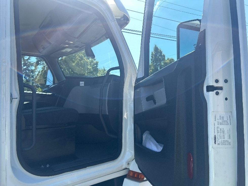 Day Cab Tractor-Heavy Duty Tractors-Freightliner-2019-T12684ST-Portland-OR-129,369\n\t\tmiles-$ 80,000 - Image 12