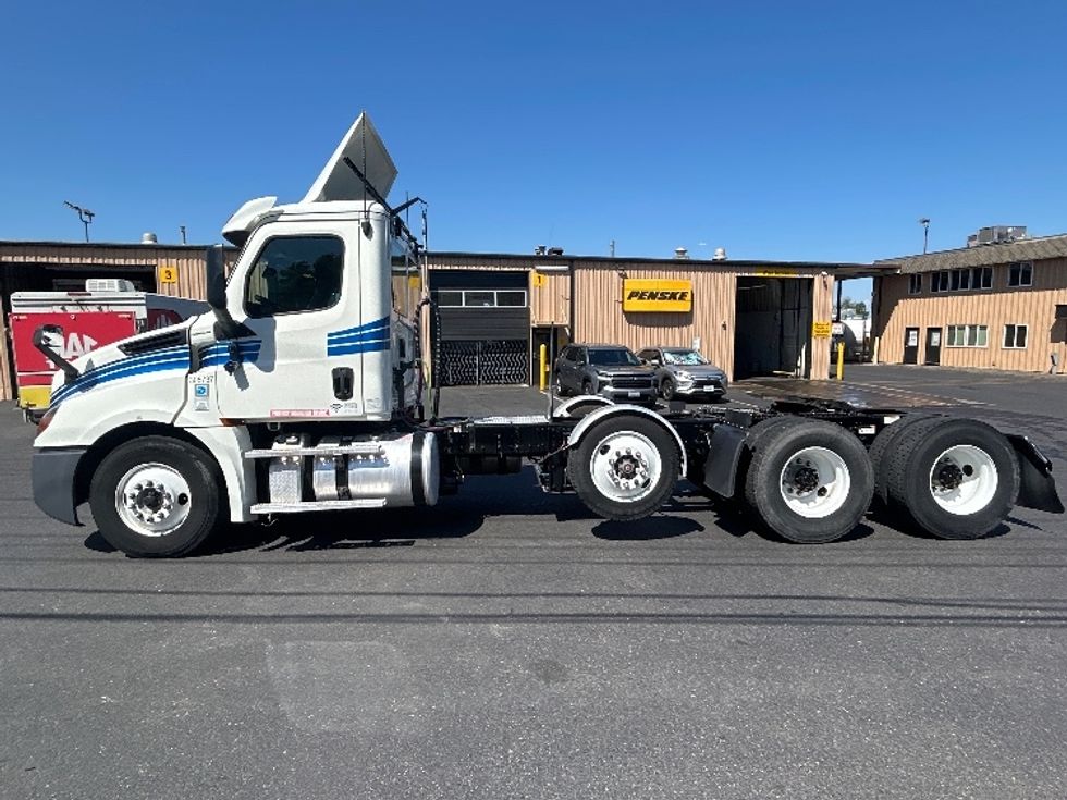 Day Cab Tractor-Heavy Duty Tractors-Freightliner-2019-T12684ST-Portland-OR-129,369\n\t\tmiles-$ 80,000 - Image 4