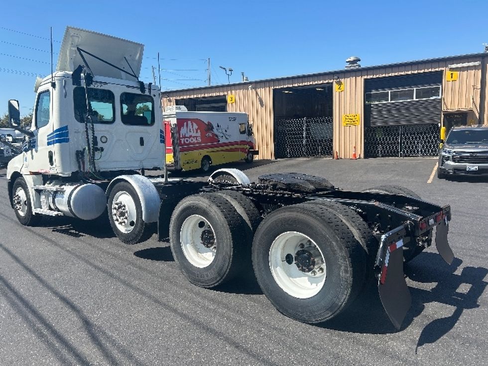 Day Cab Tractor-Heavy Duty Tractors-Freightliner-2019-T12684ST-Portland-OR-129,369\n\t\tmiles-$ 80,000 - Image 5
