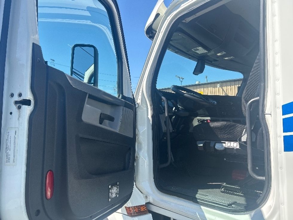 Day Cab Tractor-Heavy Duty Tractors-Freightliner-2019-T12684ST-Portland-OR-129,369\n\t\tmiles-$ 80,000 - Image 9