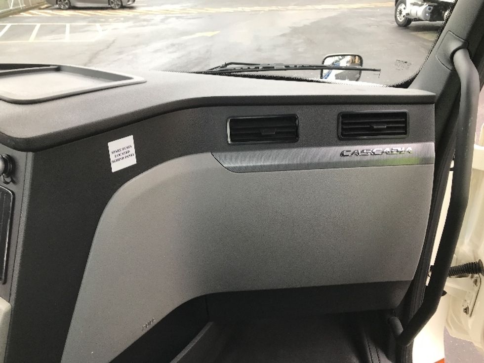 Day Cab Tractor-Heavy Duty Tractors-Freightliner-2019-T12684ST-Portland-OR-211,001\n\t\tmiles-$ 80,250 - Image 13