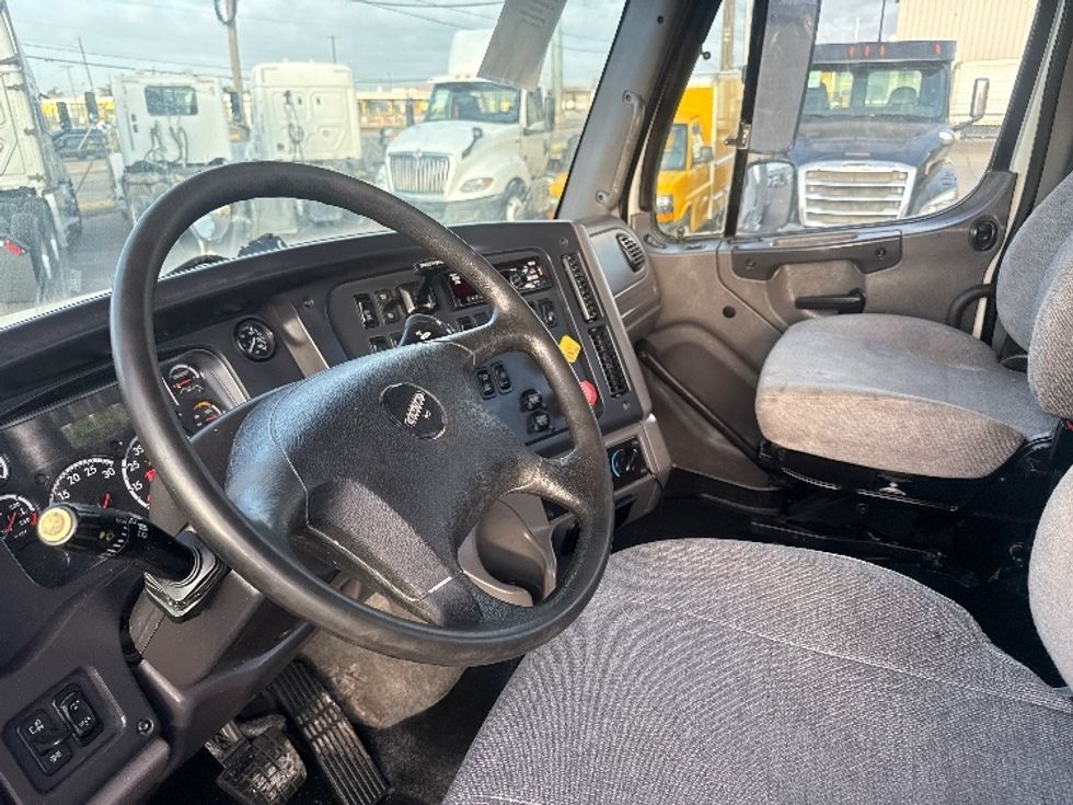 Day Cab Tractor-Heavy Duty Tractors-Freightliner-2020-114SD-Dallas-TX-250,800\n\t\tmiles-$ 62,250 - Image 10
