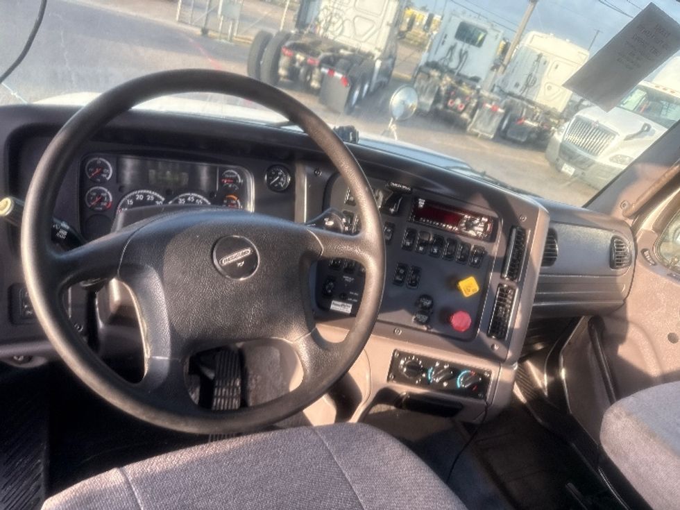 Day Cab Tractor-Heavy Duty Tractors-Freightliner-2020-114SD-Dallas-TX-250,800\n\t\tmiles-$ 62,250 - Image 11