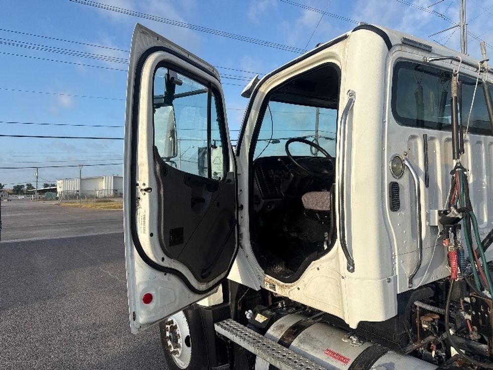 Day Cab Tractor-Heavy Duty Tractors-Freightliner-2020-114SD-Dallas-TX-250,800\n\t\tmiles-$ 62,250 - Image 9
