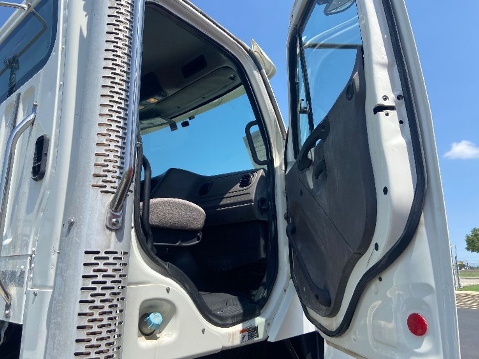 Day Cab Tractor-Heavy Duty Tractors-Freightliner-2020-114SD-San Antonio-TX-273,613\n\t\tmiles-$ 55,500 - Image 12