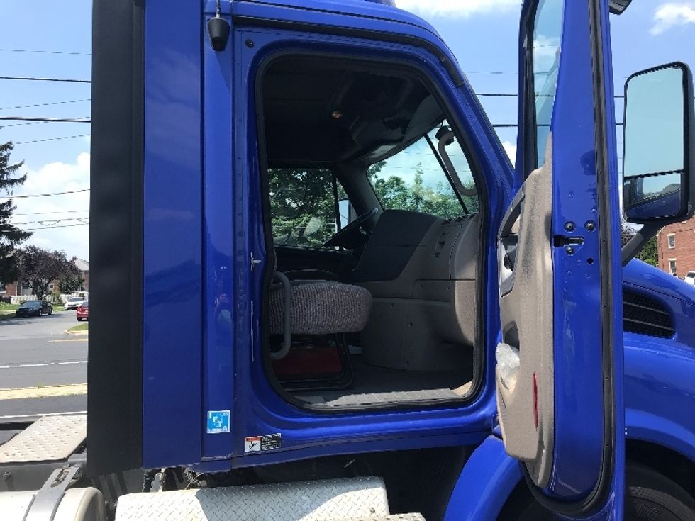 Day Cab Tractor-Heavy Duty Tractors-Freightliner-2020-Cascadia 11342ST-Allentown-PA-230,454\n\t\tmiles-$ 40,250 - Image 12