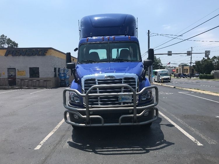 2020 Freightliner Cascadia 113" sleeper cab photo 2