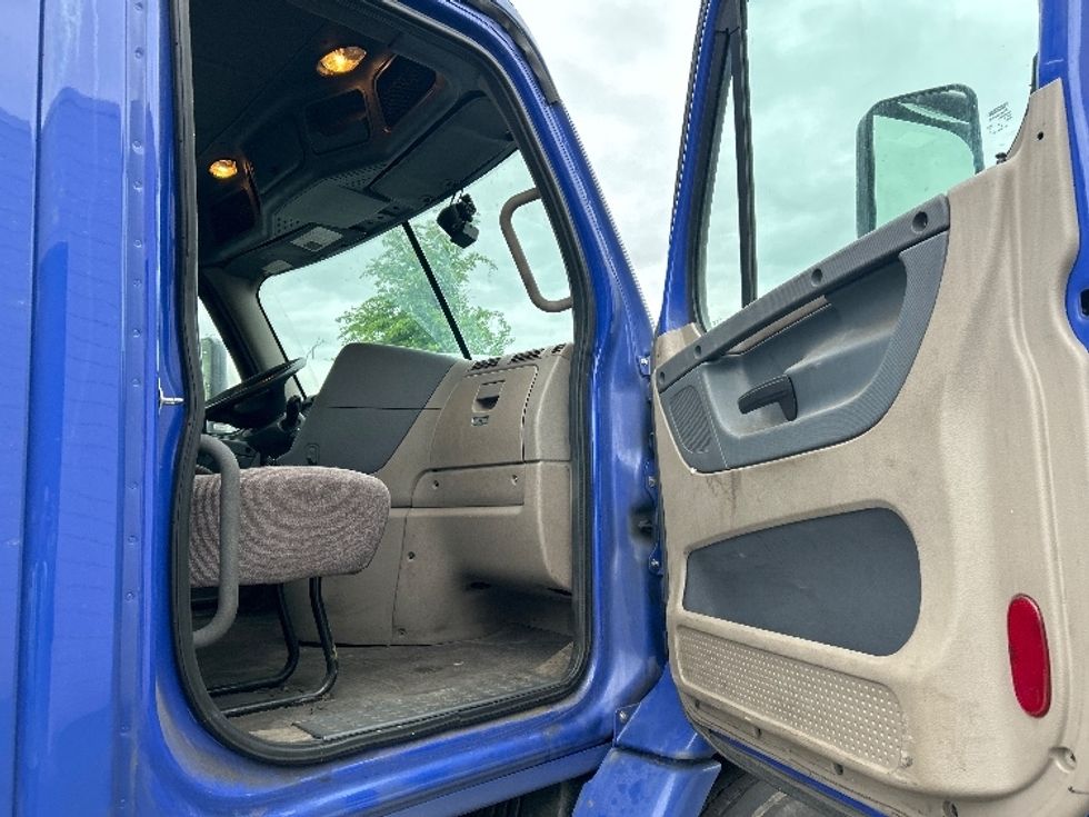 Day Cab Tractor-Heavy Duty Tractors-Freightliner-2020-Cascadia 11342ST-Allentown-PA-318,944\n\t\tmiles-$ 36,250 - Image 12