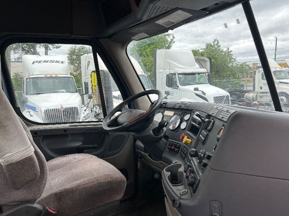 Day Cab Tractor-Heavy Duty Tractors-Freightliner-2020-Cascadia 11342ST-Allentown-PA-318,944\n\t\tmiles-$ 36,250 - Image 14