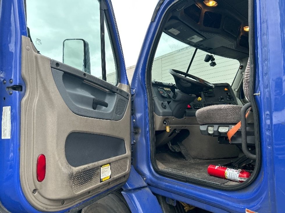 Day Cab Tractor-Heavy Duty Tractors-Freightliner-2020-Cascadia 11342ST-Allentown-PA-318,944\n\t\tmiles-$ 36,250 - Image 9