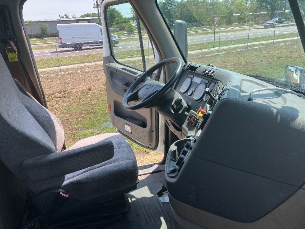 Day Cab Tractor-Heavy Duty Tractors-Freightliner-2020-Cascadia 11342ST-Apopka-FL-415,758\n\t\tmiles-$ 37,500 - Image 14