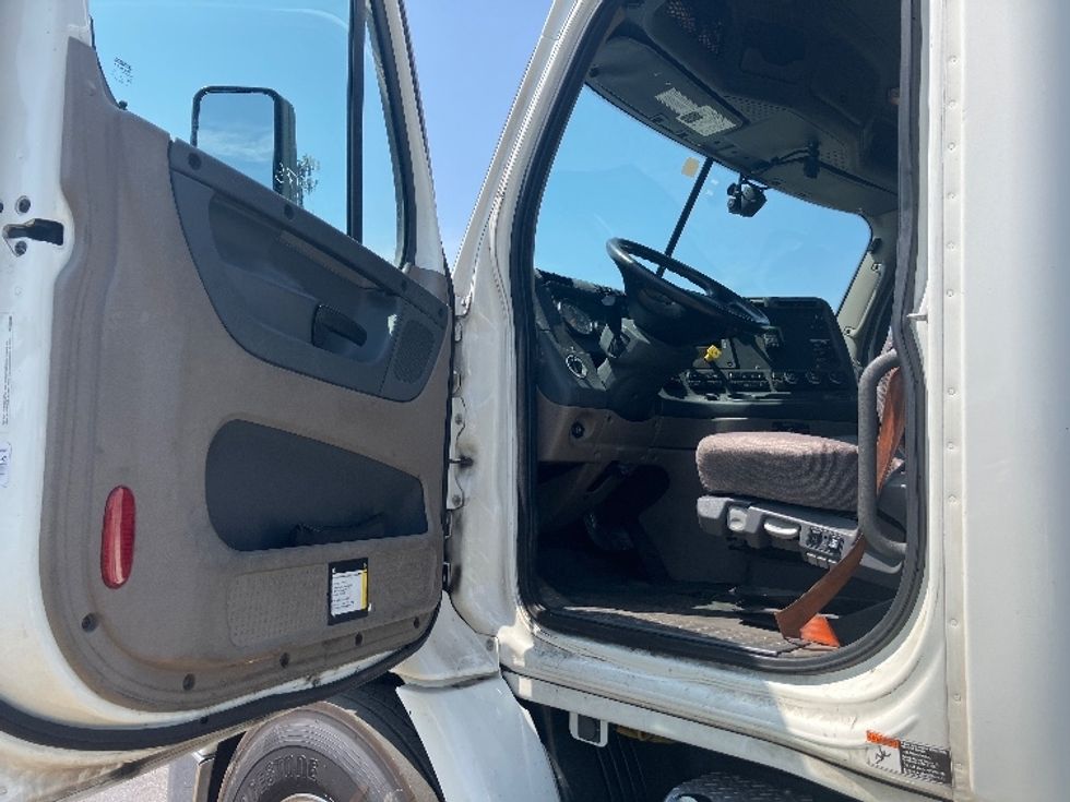 Day Cab Tractor-Heavy Duty Tractors-Freightliner-2020-Cascadia 11342ST-Apopka-FL-415,758\n\t\tmiles-$ 37,500 - Image 9