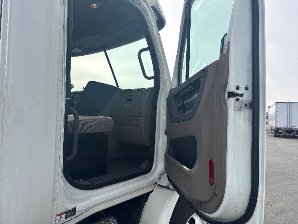 Day Cab Tractor-Heavy Duty Tractors-Freightliner-2020-Cascadia 11342ST-East Chicago-IN-225,667\n\t\tmiles-$ 36,000 - Image 12