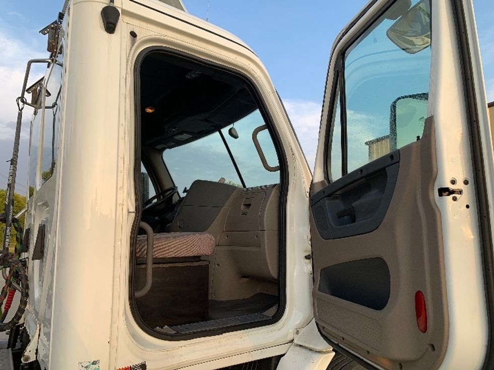 Day Cab Tractor-Heavy Duty Tractors-Freightliner-2020-Cascadia 11342ST-East Liberty-OH-103,945\n\t\tmiles-$ 35,750 - Image 12