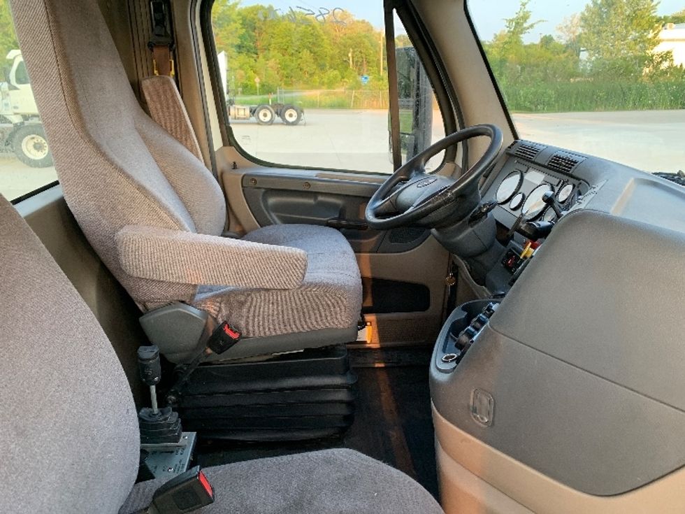 Day Cab Tractor-Heavy Duty Tractors-Freightliner-2020-Cascadia 11342ST-East Liberty-OH-103,945\n\t\tmiles-$ 35,750 - Image 14