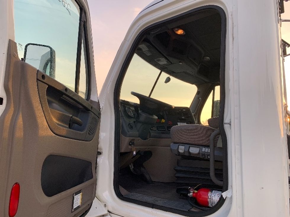 Day Cab Tractor-Heavy Duty Tractors-Freightliner-2020-Cascadia 11342ST-East Liberty-OH-103,945\n\t\tmiles-$ 35,750 - Image 9
