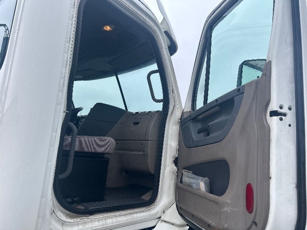 Day Cab Tractor-Heavy Duty Tractors-Freightliner-2020-Cascadia 11342ST-Elkhart-IN-179,127\n\t\tmiles-$ 39,000 - Image 12