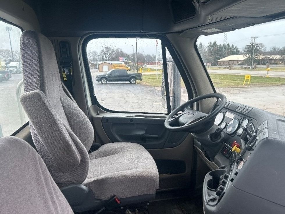 Day Cab Tractor-Heavy Duty Tractors-Freightliner-2020-Cascadia 11342ST-Elkhart-IN-179,127\n\t\tmiles-$ 39,000 - Image 14