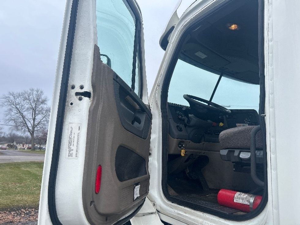 Day Cab Tractor-Heavy Duty Tractors-Freightliner-2020-Cascadia 11342ST-Elkhart-IN-179,127\n\t\tmiles-$ 39,000 - Image 9