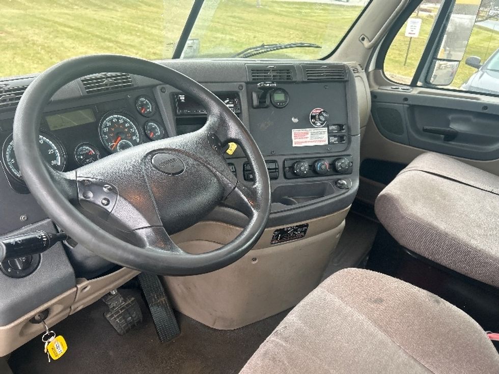 Day Cab Tractor-Heavy Duty Tractors-Freightliner-2020-Cascadia 11342ST-Elkhart-IN-286,129\n\t\tmiles-$ 34,250 - Image 10