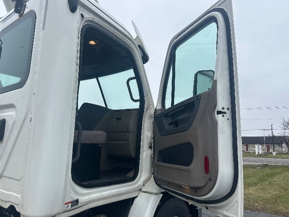 Day Cab Tractor-Heavy Duty Tractors-Freightliner-2020-Cascadia 11342ST-Elkhart-IN-286,129\n\t\tmiles-$ 34,250 - Image 12