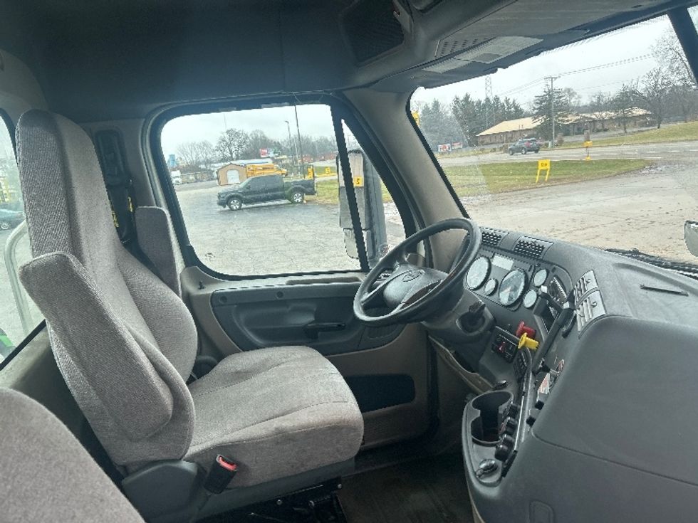 Day Cab Tractor-Heavy Duty Tractors-Freightliner-2020-Cascadia 11342ST-Elkhart-IN-286,129\n\t\tmiles-$ 34,250 - Image 14