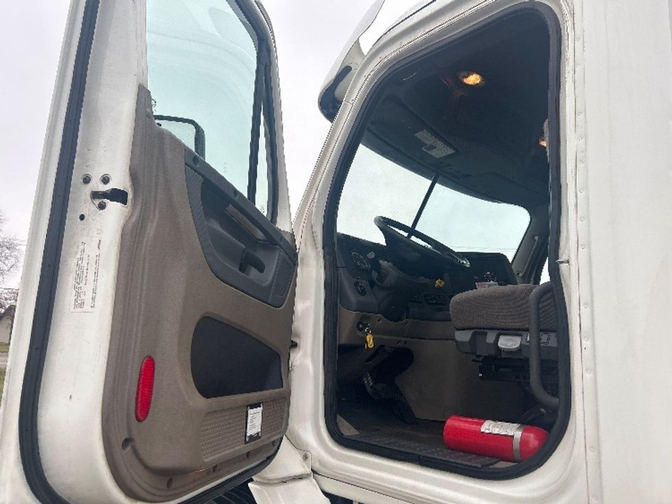 Day Cab Tractor-Heavy Duty Tractors-Freightliner-2020-Cascadia 11342ST-Elkhart-IN-286,129\n\t\tmiles-$ 34,250 - Image 9