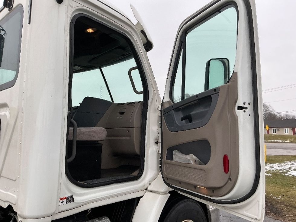 Day Cab Tractor-Heavy Duty Tractors-Freightliner-2020-Cascadia 11342ST-Elkhart-IN-286,277\n\t\tmiles-$ 34,250 - Image 12