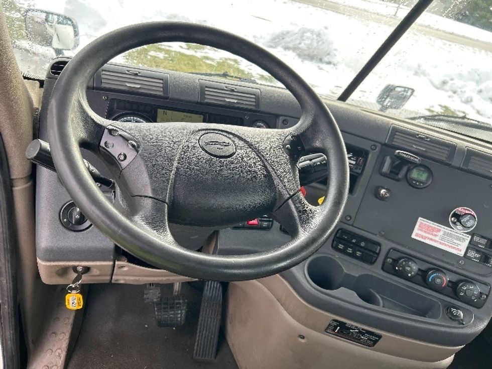 Day Cab Tractor-Heavy Duty Tractors-Freightliner-2020-Cascadia 11342ST-Elkhart-IN-295,696\n\t\tmiles-$ 34,000 - Image 11